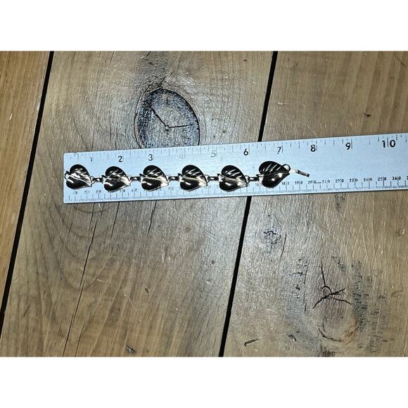 Vintage gold tone leaf bracelet. women's jewelry. light weight. Marked - Picture 4 of 4